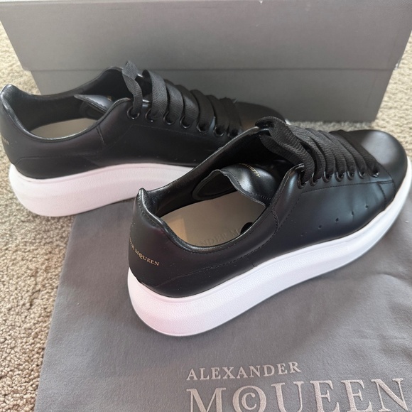 Alexander McQueen Women's Oversized Sneaker in Black 37 / 7 - Picture 1 of 12